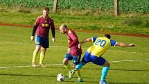 Fotbalisté Nové Bystřice (ve fialových dresech) v hlavním taháku 12. kola I. B třídy remizovali s Novou Včelnicí 1:1.