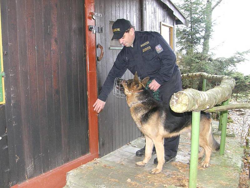 Policisté v procházejí chatové oblasti a kontrolují, zda chatu již nenavštívil nevítaný host, zda jsou dobře zajištěné dveře a okna. 