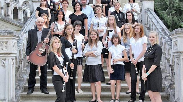 Třeboňští pištci u Schwarzenberské hrobky v Třeboni.