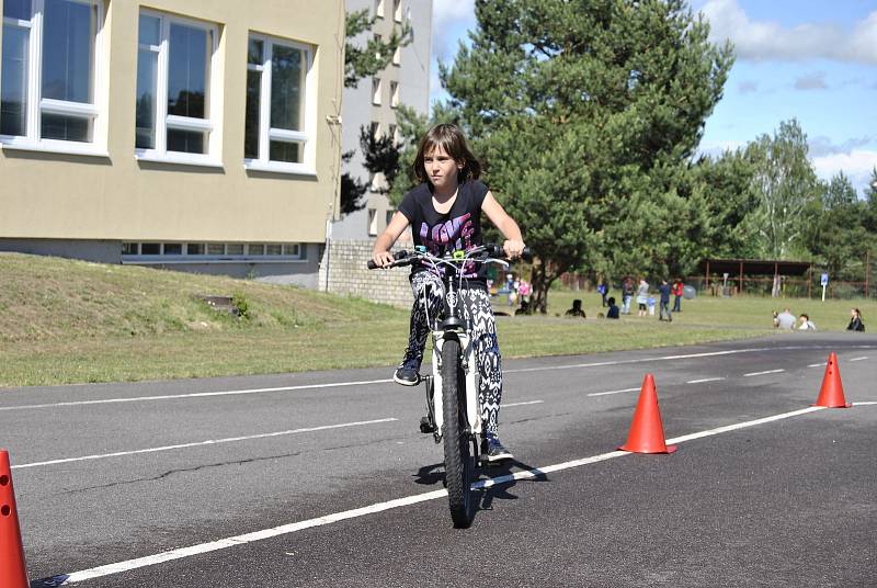 Na hřišti 5. základní školy v Jindřichově Hradci se konal druhý ročník Zahradní slavnosti.