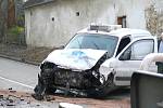NEPŘÍJEMNÁ ZATÁČKA v Nové Olešné se ve čtvrtek opět stala svědkem dopravní nehody. Srážka dvou aut se obešla naštěstí bez zranění. 