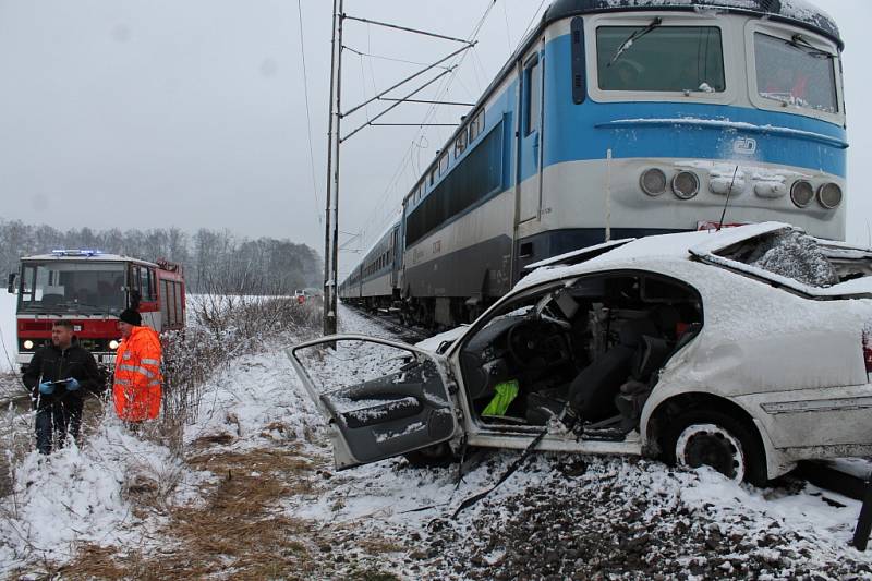 Za J. Hradcem na železničním přejezdu u letiště se srazil rychlík s osobním autem. Řidič i jeho spolujezdec utrpěli těžká zranění. 