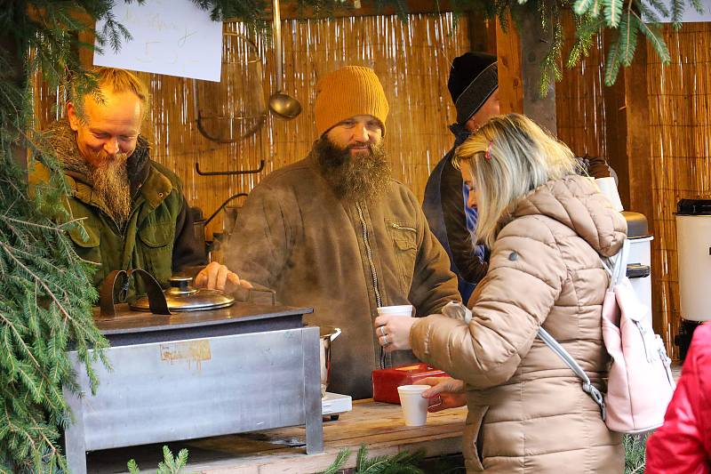 Druhý adventní víkend je v Jindřichově Hradci už tradičně spojený s adventními trhy. Ty se po oba dva dny, v sobotu 3. i v neděli 4. prosince konají nejen ve venkovních prostorách hradu a zámku, ale také v centru města.