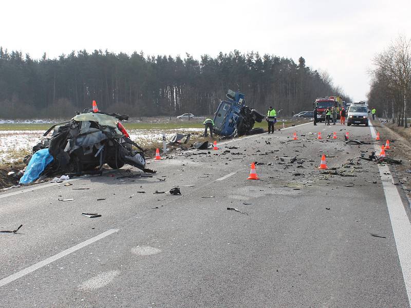 V pondělí se na hlavním tahu z Lomnice nad Lužnicí na Veselí nad Lužnicí, a to u Frahelže střelo osobní auto s nákladní tatrou. Řidič (44 let) v osobní autě zraněním podlehl.