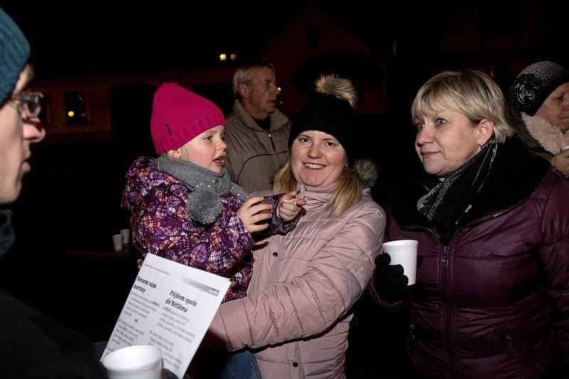 Lidé si koledy zazpívali také v Kardašově Řečici.