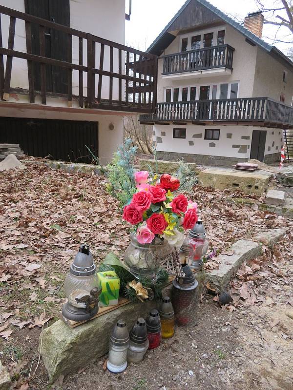 Chatová osada u rybníku Dvořiště v katastru obce Smržov nedaleko Lomnice nad Lužnicí, kde 5. srpna 2020 došlo k incidentu. Zesnulého muže zde před chatkou připomínají svíčky a květiny.