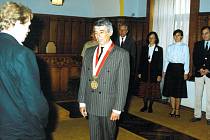 PRVNÍM POREVOLUČNÍM STAROSTOU Jindřichova Hradce se stal Josef Eder. Na snímku z roku 1991 vítá ve starobylé radnici prezidenta republiky Václava Havla.