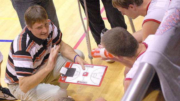 Trenér jindřichohradeckých basketbalistů Karel Forejt rozhodně nepodléhá uspokojení z dobře odvedené práce, ani když se jeho svěřenci po polovině základní části I. ligy vyhřívají na vedoucí příčce tabulky. 