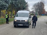 Zásah policie u tělocvičny TJ Slovan v Jindřichově Hradci kvůli nahlášené bombě.