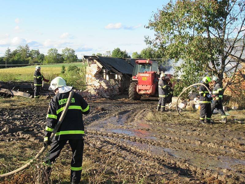 V neděli 27. září ještě celý den hasiči dohašovali požár budovy starého kravína u České Olešné, na pomoc povolali těžkou techniku.