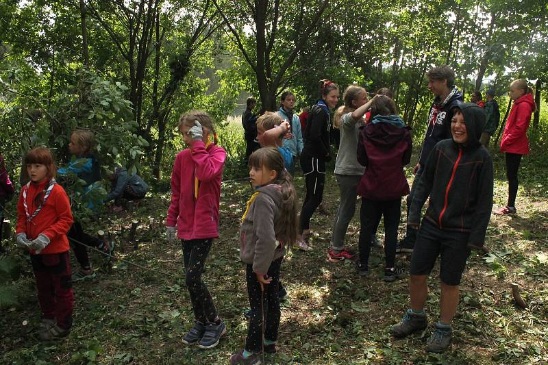 O chátrající hřbitov v klášteře se postarali mladí skauti.