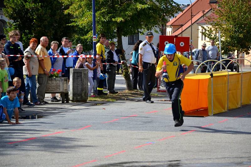 Hasičská soutěž v netradiční štafetě a požárním útoku ve Stráži nad Nežárkou. 