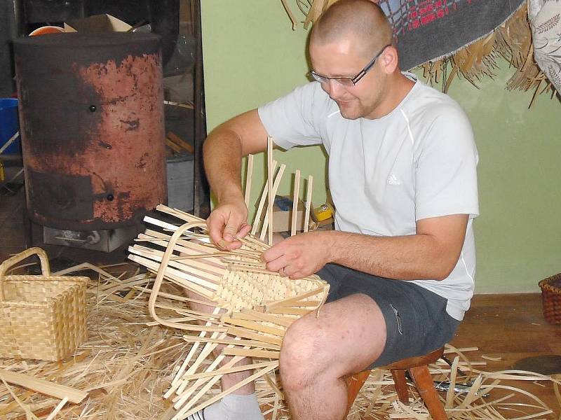 Košíkář Milan Macho ze Suchdola nad Lužnicí. 