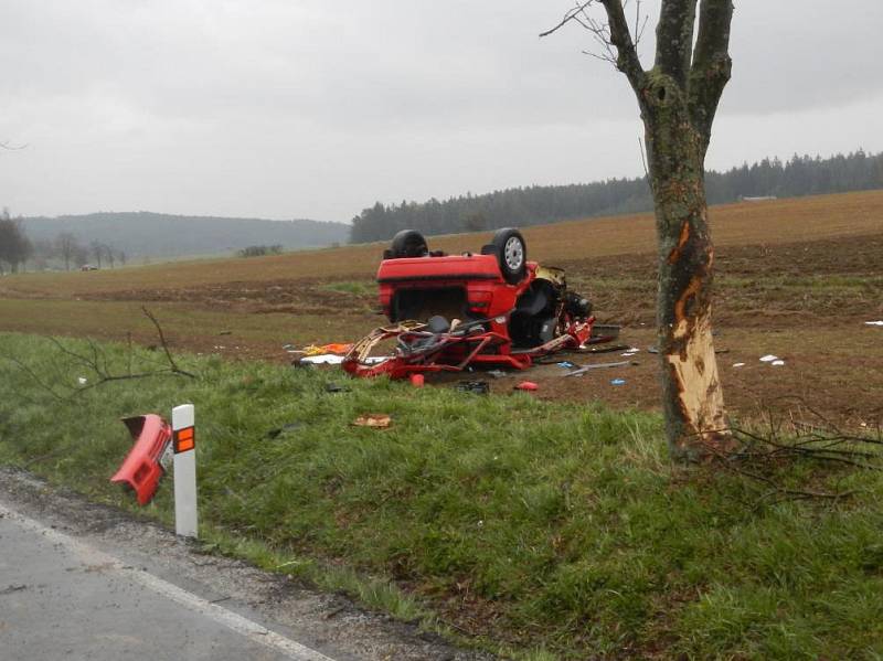 Pohled na zcela zdemolované auto ze sobotní nehody u Chvaletína na Slavonicku.