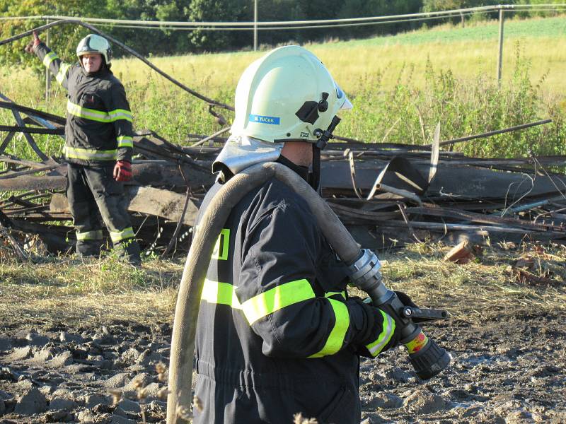 V neděli 27. září ještě celý den hasiči dohašovali požár budovy starého kravína u České Olešné, na pomoc povolali těžkou techniku.