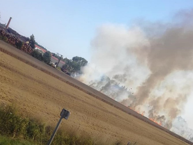 Páteční požár na poli poblíž třeboňských Břilic.