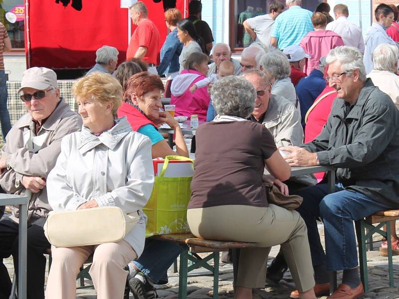 Svatého Václava připomněly sobotní slavnosti v Jindřichově Hradci. Kromě posezení při dechovce či cimbálu měli návštěvníci možnost okoštovat víno i burčák, nakoupit na jarmarku nebo se posilnit nějakou dobrotou z grilu.