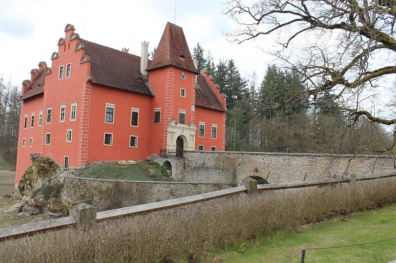 Rybník u zámku Červená Lhota je zatím stále vypuštěný.