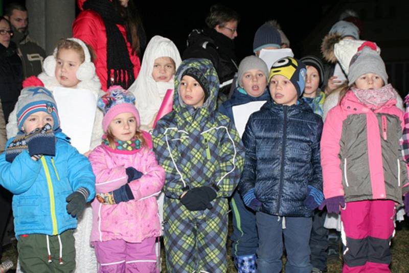 V Lužnici si koledy zazpívali i s dětmi z místní mateřinky a základní školy.