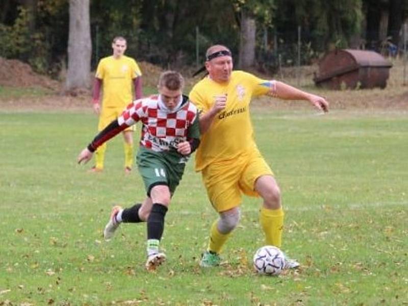 Fotbalisté Plavska (ve žlutém) absolvovali podzim bez jediného bodu a po porážce s Rapšachem 1:4 uzavírají tabulku OS sk. A. Foto: archiv SK Rapšach