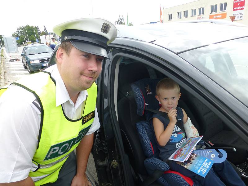 Policisté kontrovali používání autosedaček.