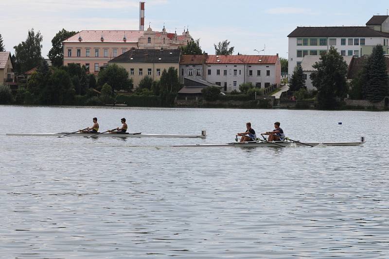 Na rybníku Vajgar se utkali veslaři.