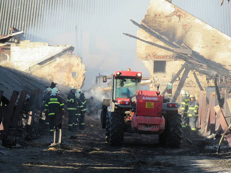 V neděli 27. září ještě celý den hasiči dohašovali požár budovy starého kravína u České Olešné, na pomoc povolali těžkou techniku.