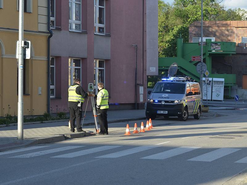 Tragický střet auta s chodcem v Kardašově Řečici na přechodu u školy.