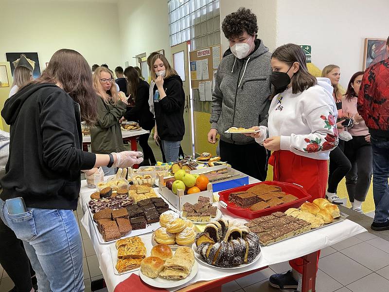 Studenti napekli nejrůznější druhy sladkého pečiva, nechyběly ani obložené bagety a ovoce.