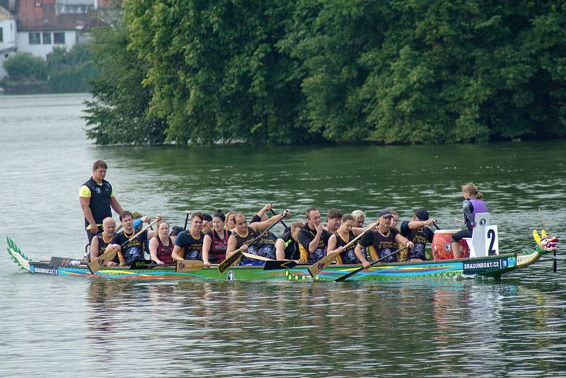 Jindřichohradecký rybník Vajgar hostil druhý ročník závodů dračích lodí s názvem Vajgarská saň.