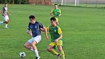 Fotbalisté Třebětic (v zelenožlutém) ve šlágru 11. kola I. A třídy porazili táborský Meteor 2:0 a uhájili vedoucí příčku tabulky skupiny B.