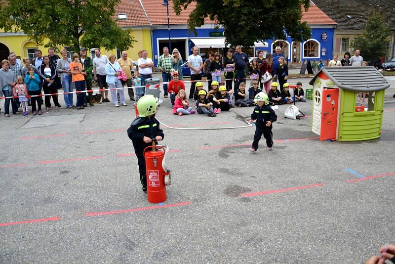 Hasičská soutěž v netradiční štafetě a požárním útoku ve Stráži nad Nežárkou. 