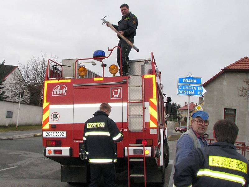 Hasiči v Jindřichově Hradci u mostu u prádelny tahali z Nežárky zapříčený kmen stromu. 