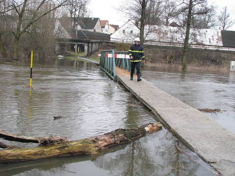 Pohled na Nežárku v pátek v 10.30 hodin v Dolním Skrýchově. 