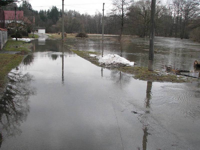 Pohled na Nežárku v pátek v 10.30 hodin v Dolním Skrýchově. 