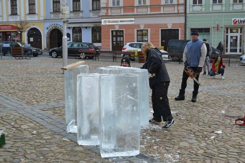 Na jindřichohradeckém náměstí právě vzniká ledová socha