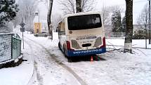 Ve Vydří ráno po smyku narazil autobus do stromu.