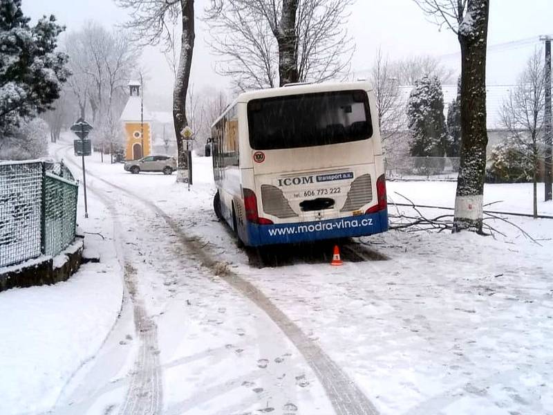 Ve Vydří ráno po smyku narazil autobus do stromu.