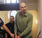 Obžalovaný jedenáctkrát soudně trestaný bezdomovec Miloš Matulka u krajského soudu.