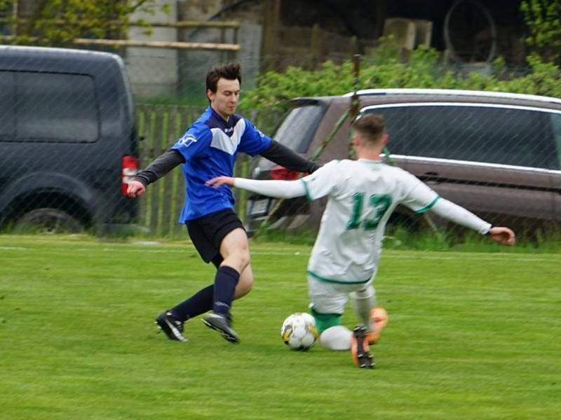 Fotbalisté Staré Hlíny (v bílém) zvítězili v souboji celků z čela tabulky okresního přeboru na půdě Číměře 2:0.