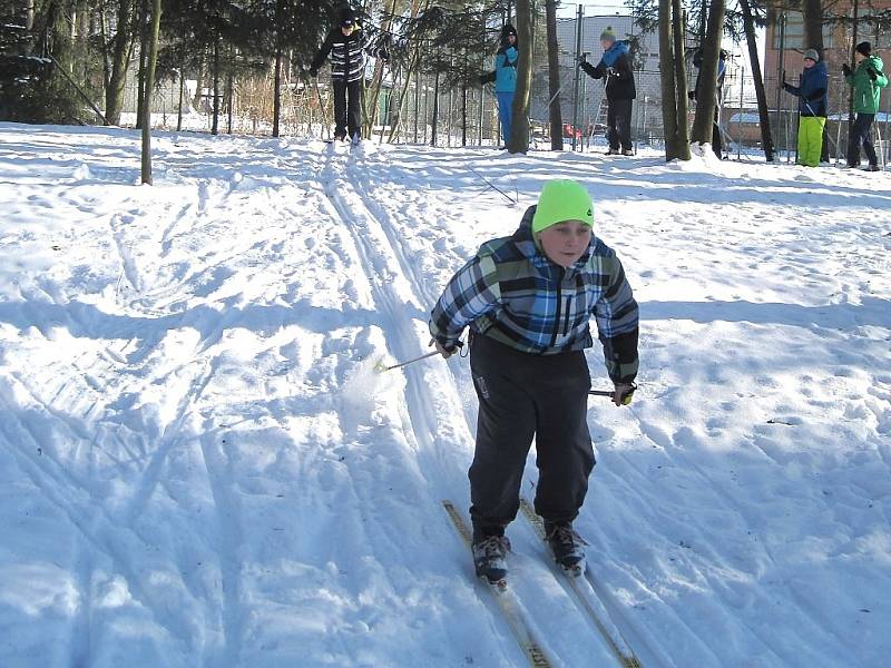 Žáci suchdolské základky si užívají zimní sporty přímo u školy.