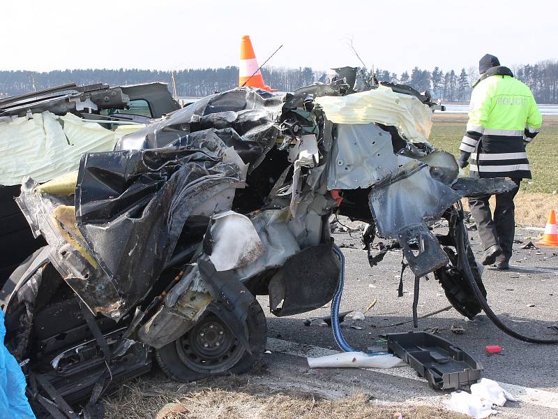 V pondělí se na hlavním tahu z Lomnice nad Lužnicí na Veselí nad Lužnicí, a to u Frahelže střelo osobní auto s nákladní tatrou. Řidič (44 let) v osobní autě zraněním podlehl.