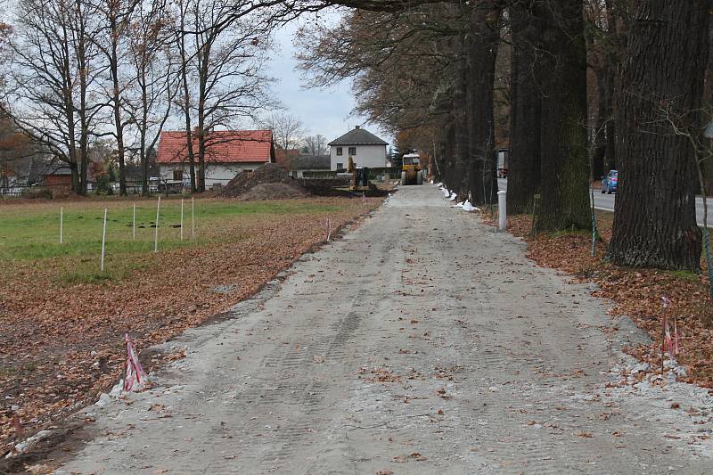 V Třeboni budují ve čtvrti Holičky novou stezku. Poslouží pěším i cyklistům.