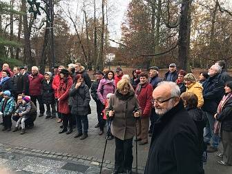 Na šest desítek občanů Třeboně přijalo v sobotu dopoledne pozvání třeboňské Občanské demokratické strany k pomníku Obětem zla v Třeboni na setkání při příležitost 27. výročí listopadu 1989. 