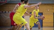 Jindřichohradečtí basketbalisté (ve žlutém) v 3. kole Českého poháru vyřadili Olomoucko.