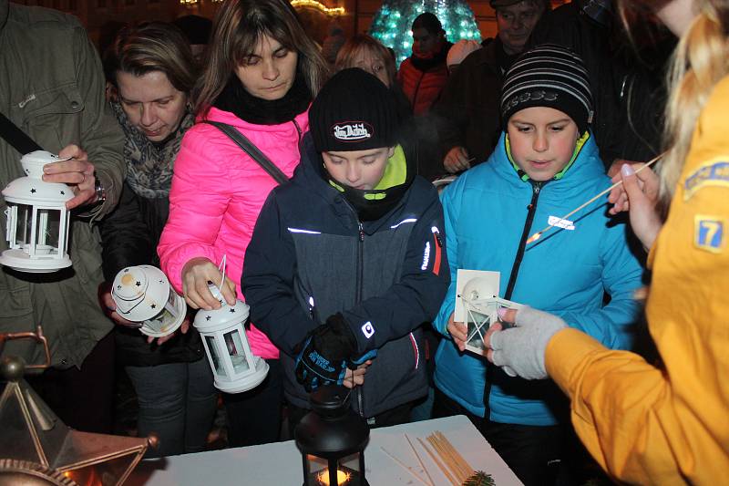 V Jindřichově Hradci skauti rozdávali Betlémské světlo.