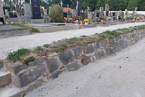 Nové chodníky na hřbitově v Chlumu u Třeboně.