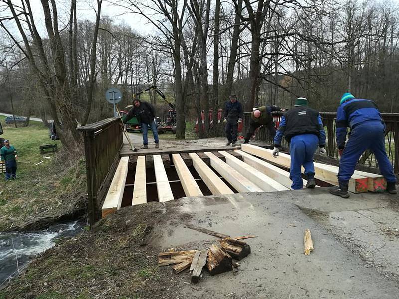 Most, do kterého zapadlo odpadní auto, postavili dobrovolníci za pár hodin znovu.