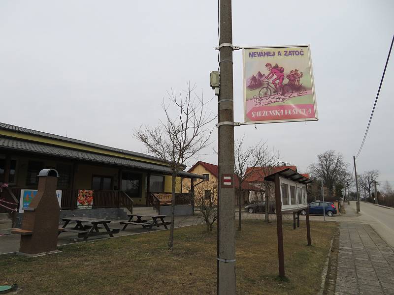 Obec Smržov a chatová osada u rybníku Dvořiště nedaleko Lomnice nad Lužnicí na Jindřichohradecku, kde 5. srpna 2020 došlo k incidentu. Zastřeleného muže před rekreačním objektem připomínají staré policejní pásky, svíčky i květiny.