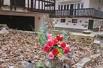 Obec Smržov a chatová osada u rybníku Dvořiště nedaleko Lomnice nad Lužnicí na Jindřichohradecku, kde 5. srpna 2020 došlo k incidentu. Zastřeleného muže před rekreačním objektem připomínají staré policejní pásky, svíčky i květiny.